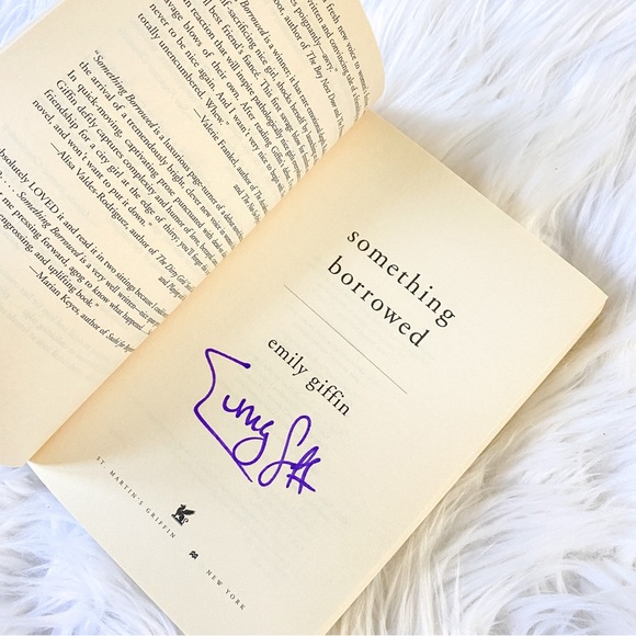 SIGNED Something Borrowed Novel by Emily Giffin - Picture 5 of 5